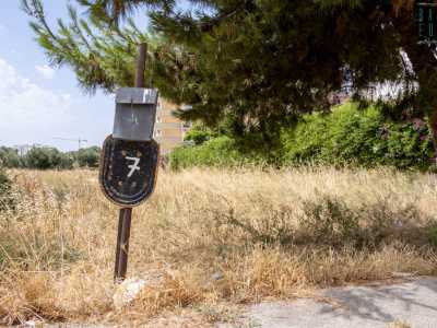 Qui, ai piedi di un albero, scoviamo una lastra d�acciaio con un numero 7 disegnato sopra...